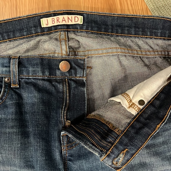 J Brand
Blue/ Distressed Aidan Ringer Boyfriend Cut Jeans, size 28 - Picture 6 of 8